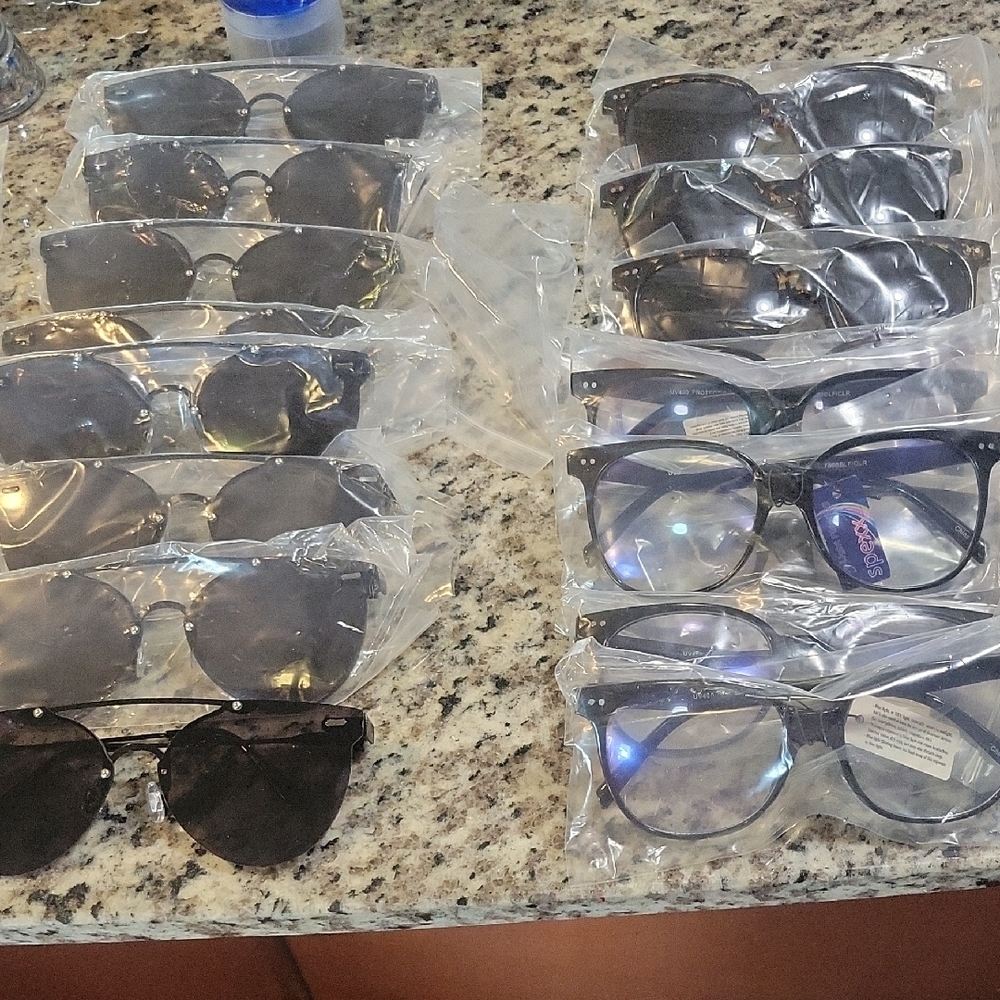 Lot Of 50 Elegant Black and Gold Women's Sunglasses - Picture 2 of 4
